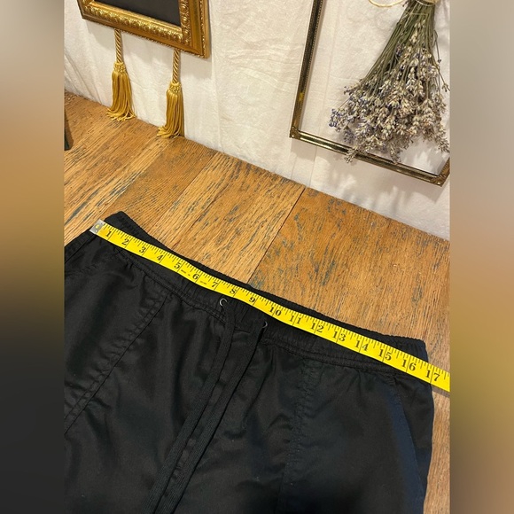 🖤 TAHARI – L – Black Drawstring Crop Pants - Picture 7 of 9